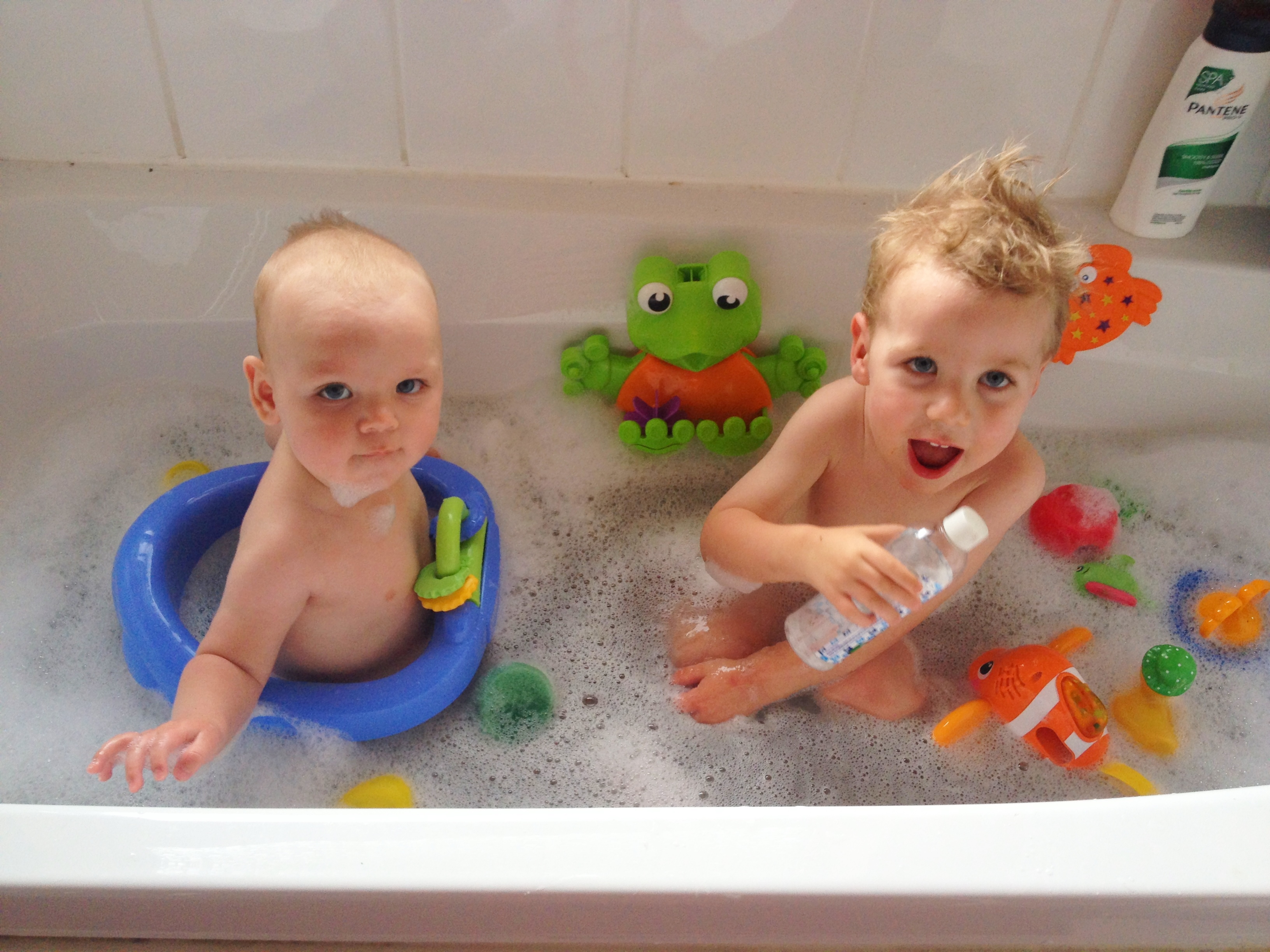 Best Time Of Day For Baby Bath : 7 Secrets Of A Baby Sleep Expert Johnson Johnson Johnson Johnson - It is best to avoid baths just after or just before a meal, because so much handling on a full tummy could result in spitting up, and the baby may not be cooperative on an empty stomach.